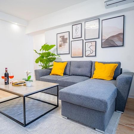 Refreshingly Chic: Newly Renovated 2Br Apartment Boekarest Buitenkant foto