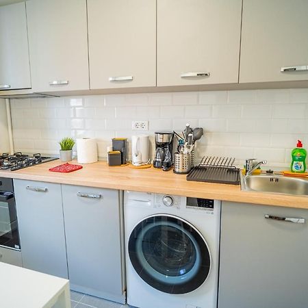 Refreshingly Chic: Newly Renovated 2Br Apartment Boekarest Buitenkant foto