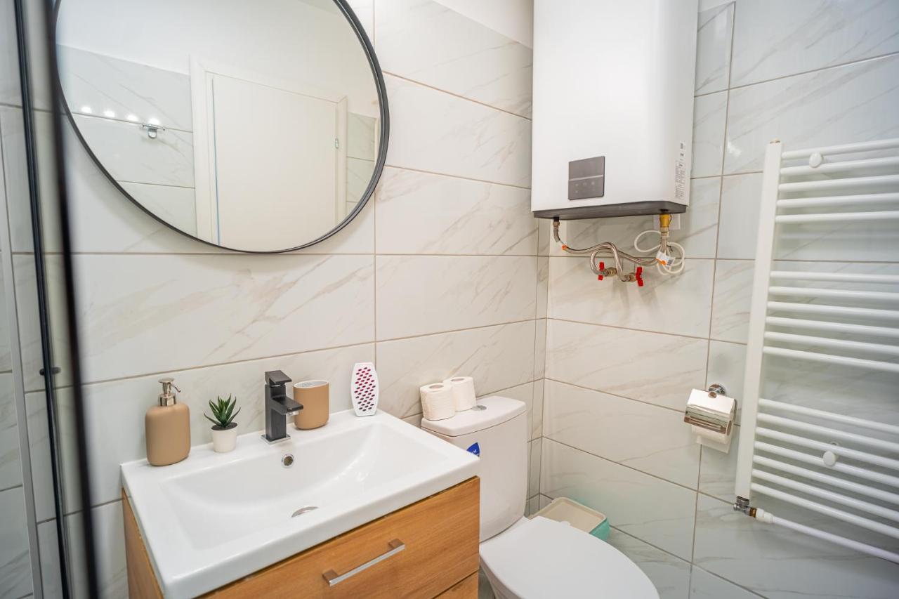 Refreshingly Chic: Newly Renovated 2Br Apartment Boekarest Buitenkant foto