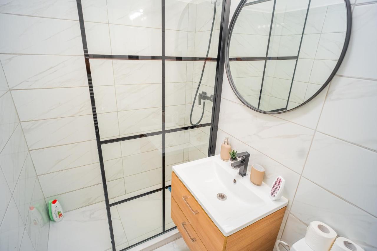Refreshingly Chic: Newly Renovated 2Br Apartment Boekarest Buitenkant foto