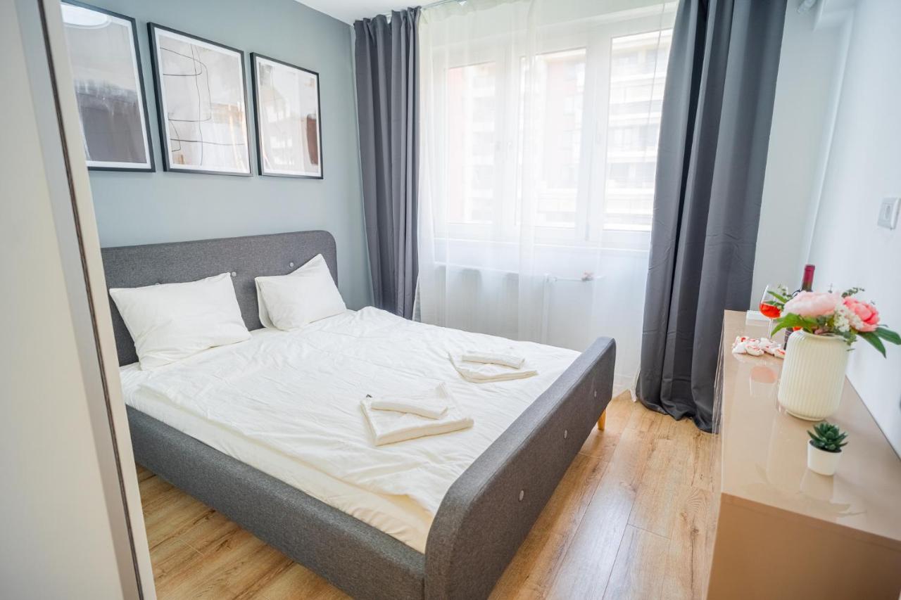 Refreshingly Chic: Newly Renovated 2Br Apartment Boekarest Buitenkant foto