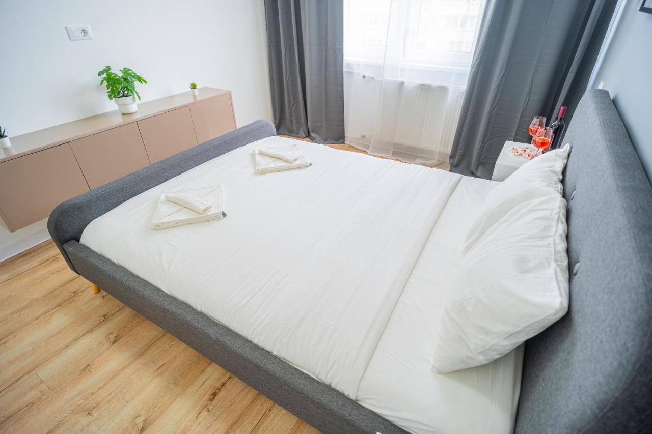 Refreshingly Chic: Newly Renovated 2Br Apartment Boekarest Buitenkant foto