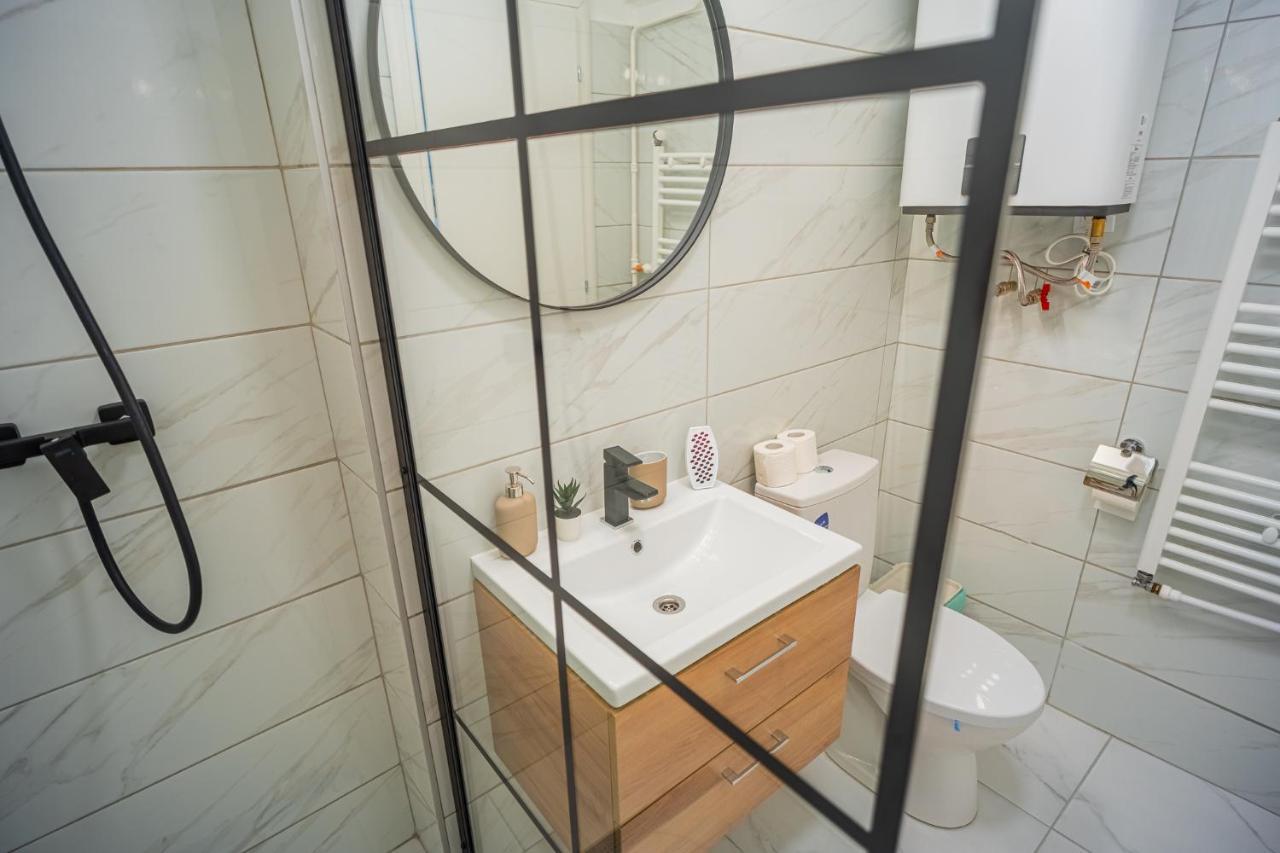 Refreshingly Chic: Newly Renovated 2Br Apartment Boekarest Buitenkant foto