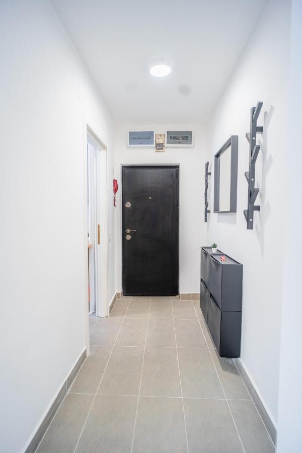 Refreshingly Chic: Newly Renovated 2Br Apartment Boekarest Buitenkant foto